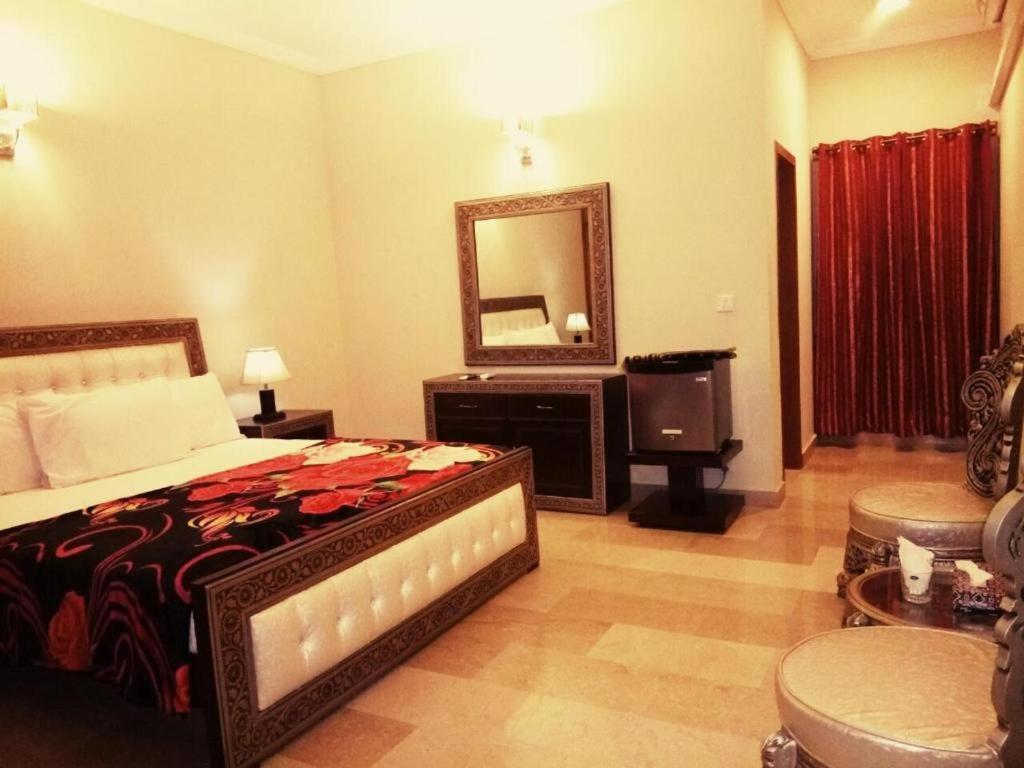 Royal Galaxy Bed & Breakfast Islamabad - For Families Only Zewnętrze zdjęcie
