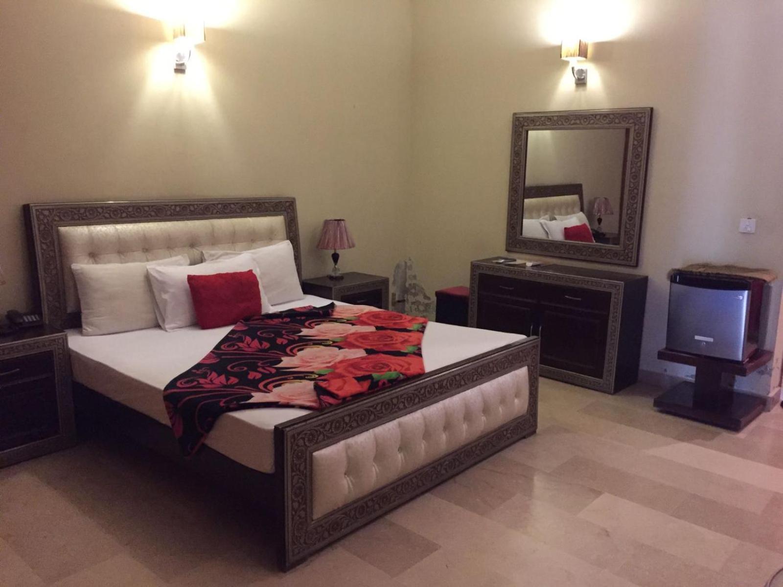 Royal Galaxy Bed & Breakfast Islamabad - For Families Only Zewnętrze zdjęcie